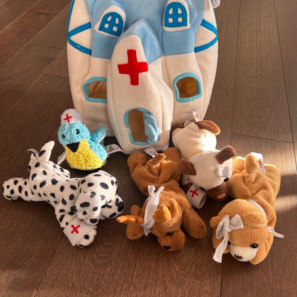 Plush unipak animalโ Hospital Playset with Stuffed Animals